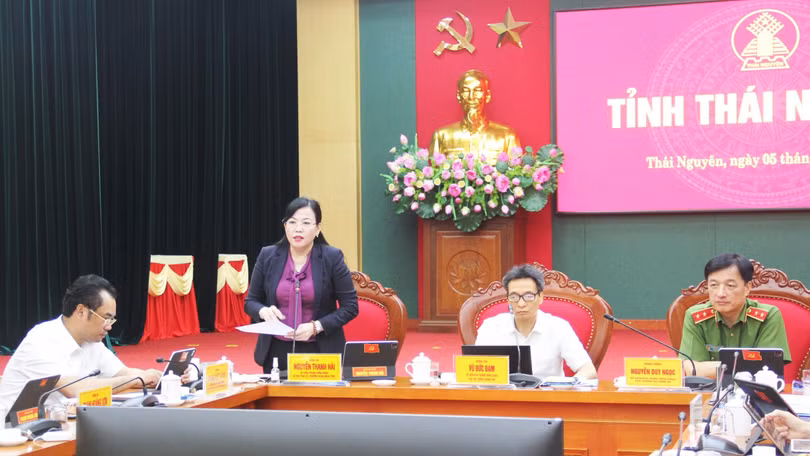 Bí thư Tỉnh ủy Nguyễn Thanh Hải trao đổi tại buổi làm việc.