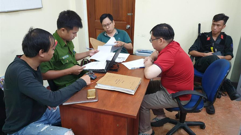 Lực lượng chức năng lấy lời khai đối tượng.