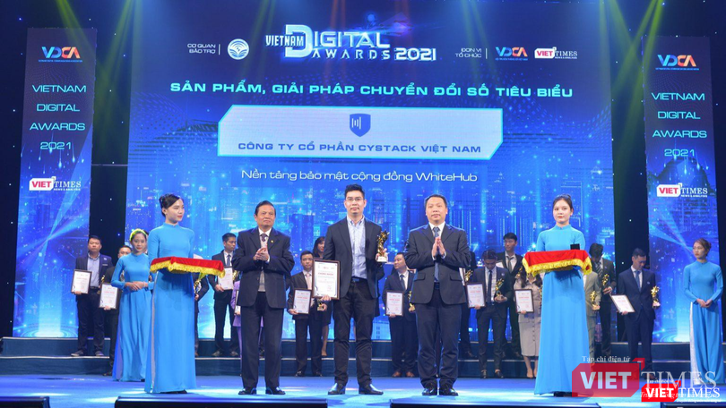 Ông Nguyễn Hữu Trung – CEO & Co-Founder CyStack nhận Giải thưởng Chuyển đổi số Việt Nam 2021. Ông Nguyễn Hữu Trung – CEO & Co-Founder CyStack nhận Giải thưởng Chuyển đổi số Việt Nam 2021.