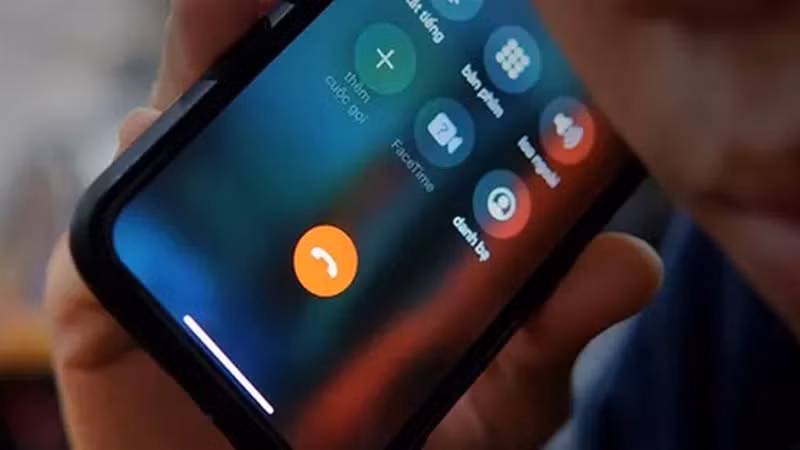 Kẻ mạo danh nhân viên chuyển phát Viettel Post đọc rõ các thông tin của bưu kiện và yêu cầu người dùng chuyển khoản tiền để nhận hàng. Ảnh minh hoạ.