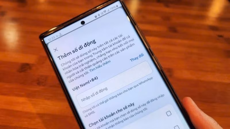 Người dùng được hướng dẫn bổ sung số di động và cung cấp thêm thông tin xác thực để rút ngắn thời gian bị treo tài khoản Facebook.