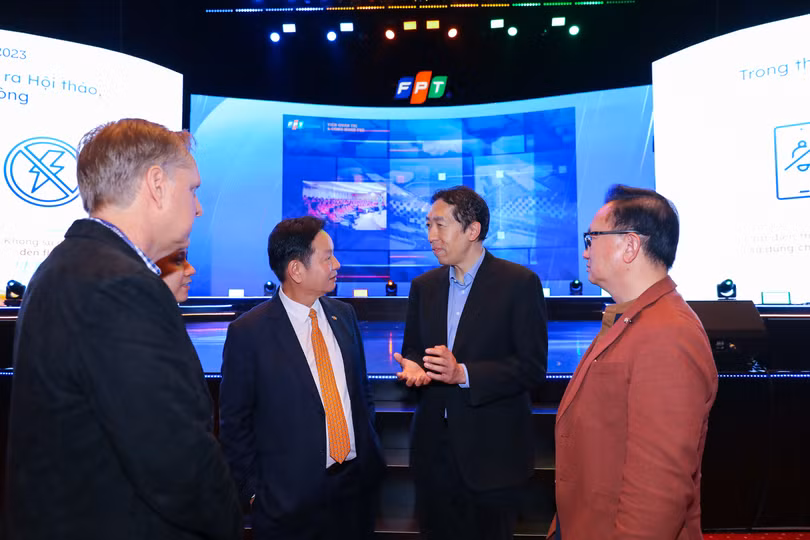 Ông Trương Gia Bình - Chủ tịch HĐQT FPT và TS. Andrew Ng được mệnh danh là "thiên tài AI" trao đổi tại sự kiện FPT Techday 2023.