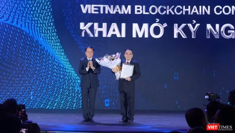 Ông Vũ Chiến Thắng - Thứ trưởng Bộ Nội vụ - trao quyết định thành lập Hiệp hội Blockchain Việt Nam cho ông Hoàng Văn Huây - Chủ tịch Hiệp Blockchain Việt Nam.