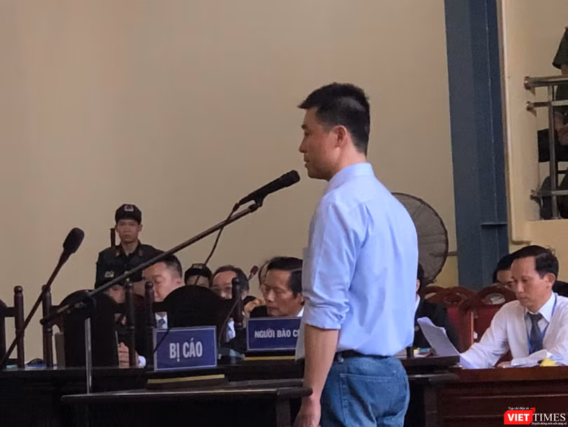 Bị cáo Phan Sào Nam trong buổi thẩm vấn chiều nay (17/11).
