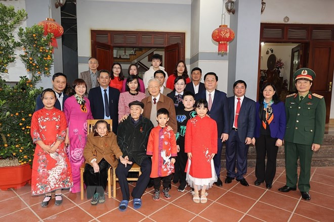 Tổng Bí thư chụp ảnh lưu niệm cùng gia đình ông Lê Trung Lựu.