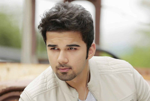 Diễn viên Avinash Mukherjee vai chú rể Jagdish lúc nhỏ.