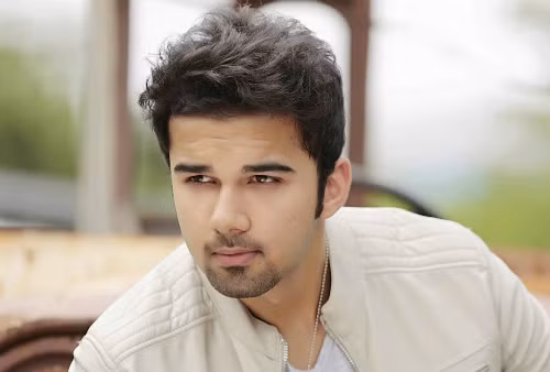 Diễn viên Avinash Mukherjee vai chú rể Jagdish lúc nhỏ.