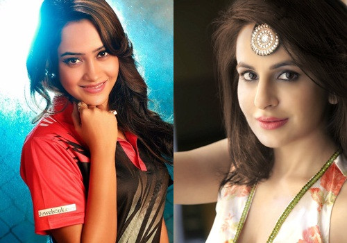 Diễn viên Aasiya Kazi (trái) và Roop Durgapal.