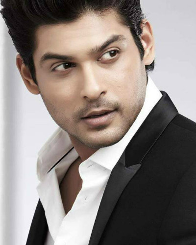 Siddharth Shukla trong vai thanh tra Shiv.
