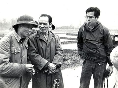 Takano (đeo kính) trên đường tác nghiệp.