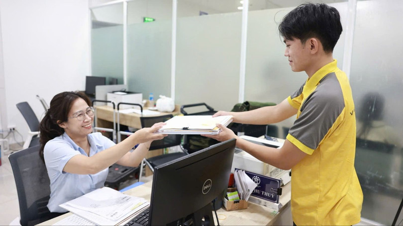 Nhân viên Bưu điện tham gia tiếp nhận và trả kết quả hồ sơ tại Trung tâm phục vụ Hành chính công TP. Hà Nội 