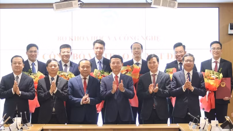 Bộ trưởng Bộ KH&CN Nguyễn Mạnh Hùng cùng các Thứ trưởng chúc mừng lãnh đạo vừa được điều động, bổ nhiệm.