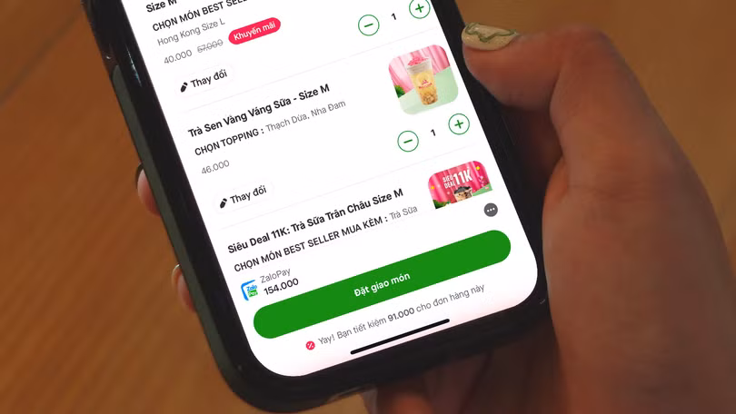 Khách hàng dùng ZaloPay để thanh toán cho dịch vụ giao đồ ăn GoFood