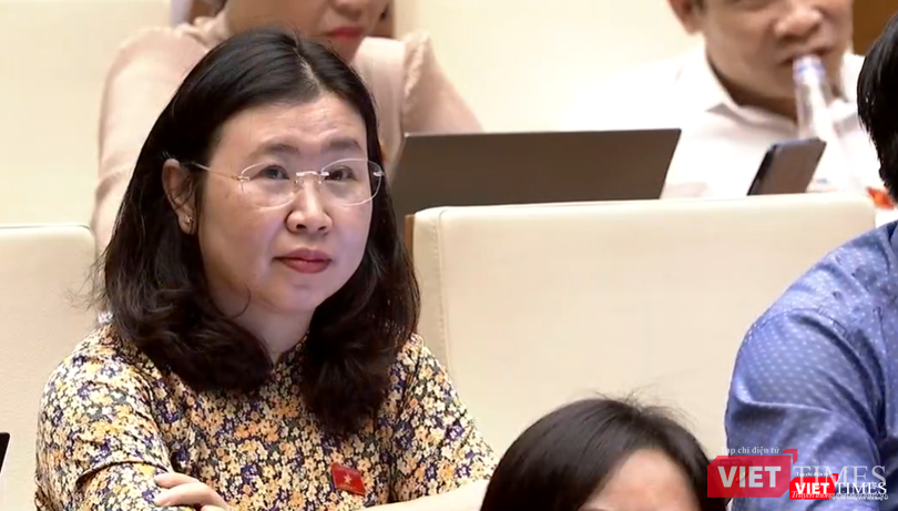 ĐH Lê Thị Song An theo dõi phần nội dung trả lời chất vấn của Bộ trưởng Nguyễn Mạnh Hùng. ĐH Lê Thị Song An theo dõi phần nội dung trả lời chất vấn của Bộ trưởng Nguyễn Mạnh Hùng.
