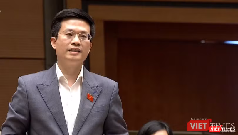 Đại biểu Đỗ Chí Nghĩa (Phú Yên) chất vấn Bộ trưởng Nguyễn Mạnh Hùng.