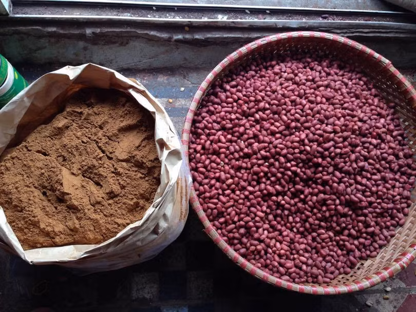 Lạc vừa ngâm ủ đủ vị chuẩn bị đem rang