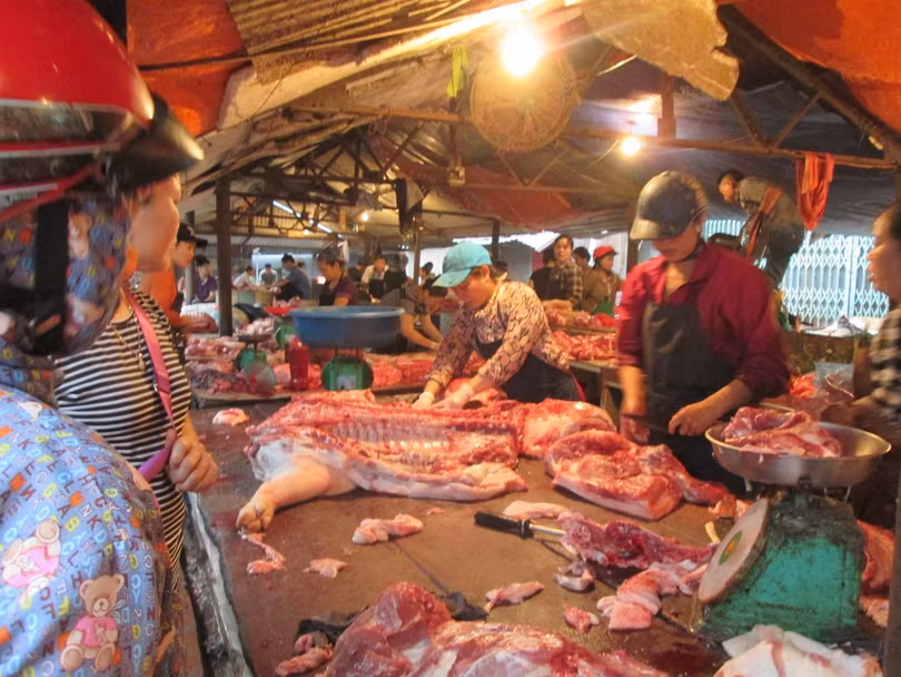 Sức mua thịt tại chợ Núi tấp nập hơn trước