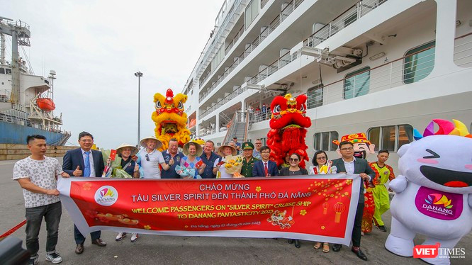 Lễ đón tàu du lịch 5 sao Silver Spirit và hơn 400 du khách châu Âu xông đất Đà Nẵng trong ngày mùng 2 Tết Quý Mão 2023