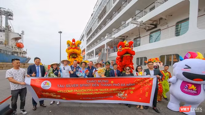 Lễ đón tàu du lịch 5 sao Silver Spirit và hơn 400 du khách châu Âu xông đất Đà Nẵng trong ngày mùng 2 Tết Quý Mão 2023