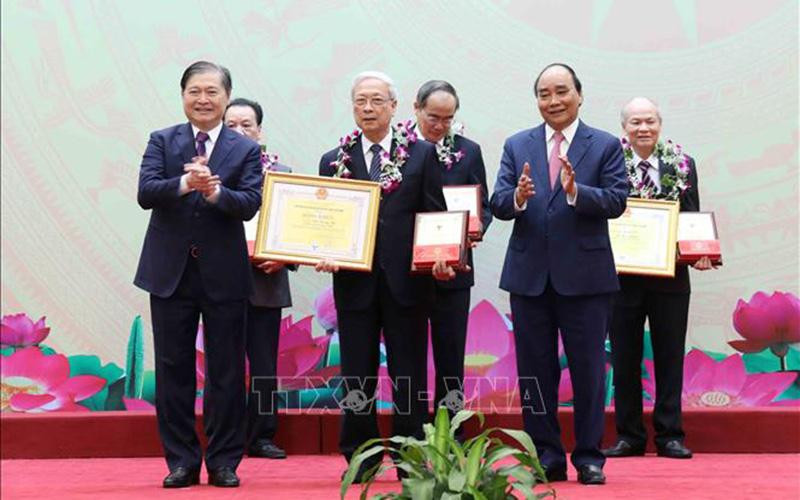 GS. TSKH Đỗ Trung Tá - Cố vấn Cao cấp của Hội Truyền thông số Việt Nam được vinh danh Trí thức Khoa học và Công nghệ tiêu biểu năm 2022 cùng 105 trí thức khác.