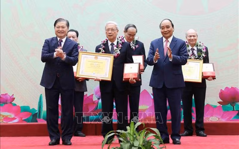 GS. TSKH Đỗ Trung Tá - Cố vấn Cao cấp của Hội Truyền thông số Việt Nam được vinh danh Trí thức Khoa học và Công nghệ tiêu biểu năm 2022 cùng 105 trí thức khác.