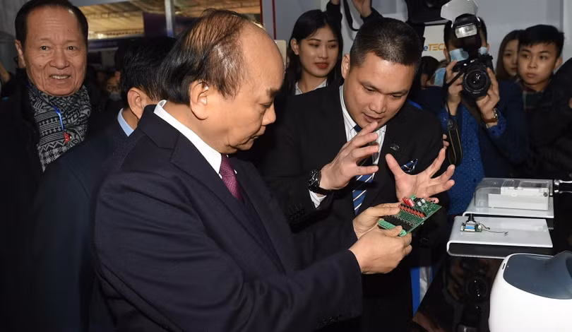 Thủ tướng Nguyễn Xuân Phúc thăm các gian hàng tại Triển lãm quốc tế đổi mới sáng tạo Việt Nam 2021. Ảnh: VGP.