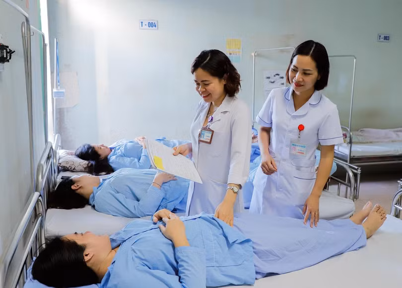 Ths.BS. Cao Thị Dung - Trưởng khoa HTSS_BV Phụ sản Thanh Hoá thăm bệnh nhân.jpg