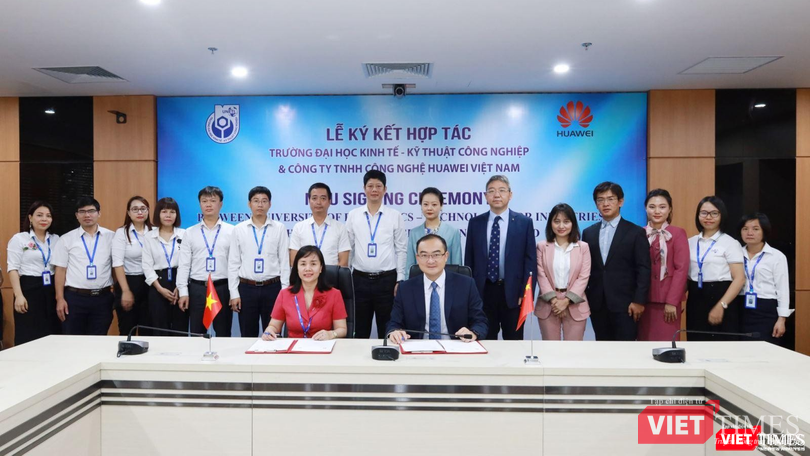 Lễ ký kết giữa Huawei Việt Nam và Trường Đại học Kinh tế Kỹ thuật Công nghiệp. Lễ ký kết giữa Huawei Việt Nam và Trường Đại học Kinh tế Kỹ thuật Công nghiệp.