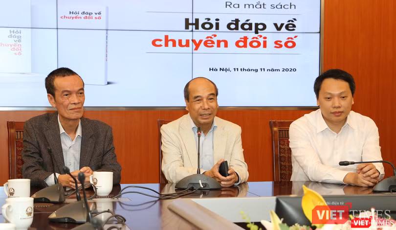 Nhóm tác giả của cuốn "Hỏi đáp về chuyển đổi số". Ảnh: Đăng Khoa.