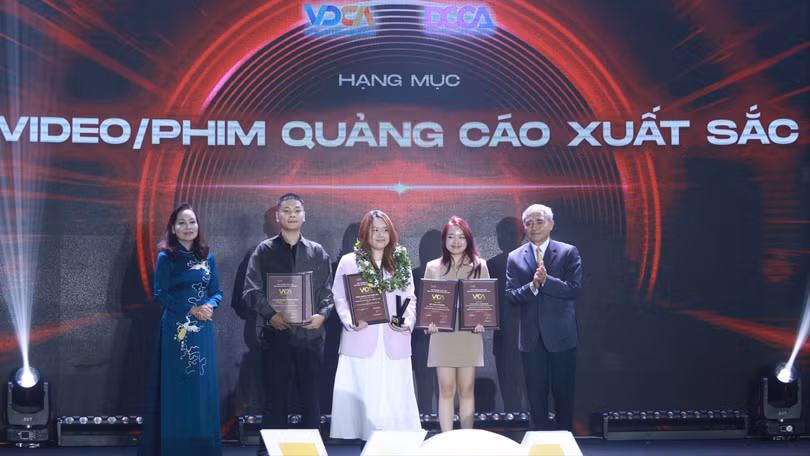 Ông Nguyễn Minh Hồng, Chủ tịch Hội Truyền thông số Việt Nam, Trưởng Ban Tổ chức VCA 2024 và Nhà báo Hà Kim Chi trao giải cho các đề cử đạt danh hiệu Video/Phim quảng cáo xuất sắc.