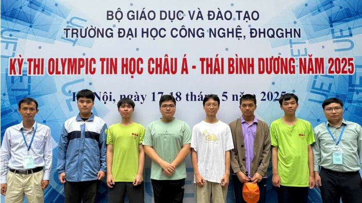 Các thành viên Đội tuyển Olympic Tin học quốc gia Việt Nam. Ảnh: MOET