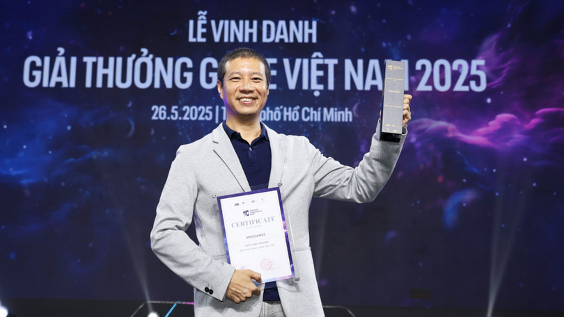 Ông Lã Xuân Thắng đại diện VNGGames nhận giải Nhà phát hành game xuất sắc 3 năm liên tiếp. Ảnh: VNG.