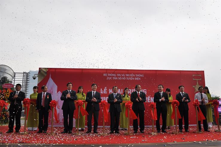 Các đồng chí Lãnh đạo cắt băng khai trương Trụ sở của Cục Tần số VTĐ