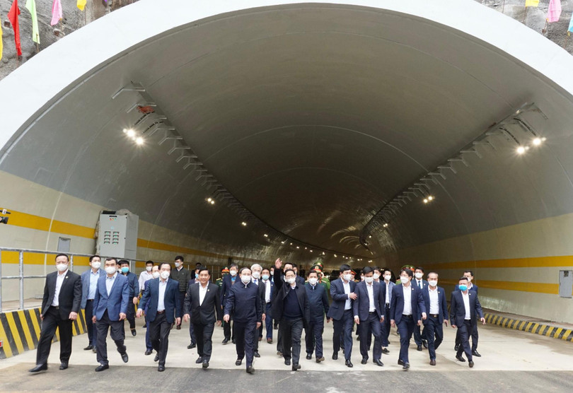 Thủ tướng cùng đoàn công tác tham quan hầm chui tại dự án đường bao biển Hạ Long - Cẩm Phả. Ảnh chụp ngày 26/1/2022.