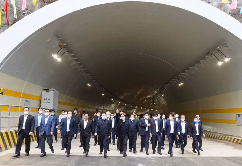 Thủ tướng cùng đoàn công tác tham quan hầm chui tại dự án đường bao biển Hạ Long - Cẩm Phả. Ảnh chụp ngày 26/1/2022.