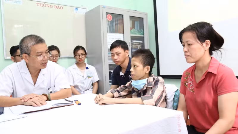 PGS.TS Nguyễn Hữu Ước chúc mừng bệnh nhân Nguyễn Văn Đức được xuất viện.