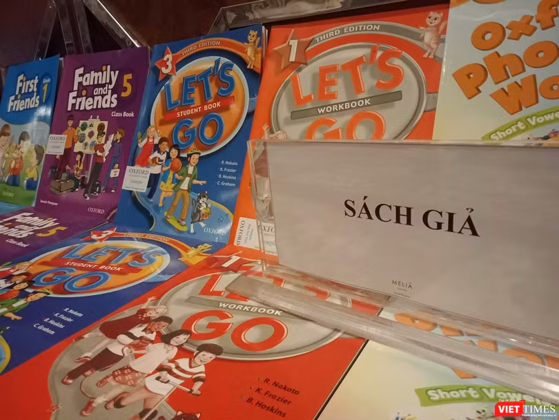 Một cuốn sách Tiếng Anh giả giống hệt với sách thật đang được sử dụng trong một số nhà trường của bậc giáo dục phổ thông.