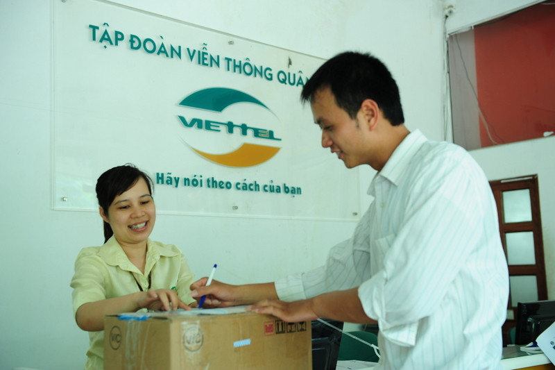 ùng với việc triển khai tự động hóa hệ thống nâng hạ, chia chọn hàng hóa, trong năm nay, Viettel Post cũng sẽ phối hợp với Viễn thông Viettel cung cấp dịch vụ chuyển phát tới tận xã (Ảnh minh họa)