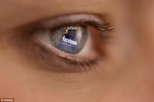 Cha mẹ Pháp có thể bị kiện nếu đăng ảnh con lên Facebook