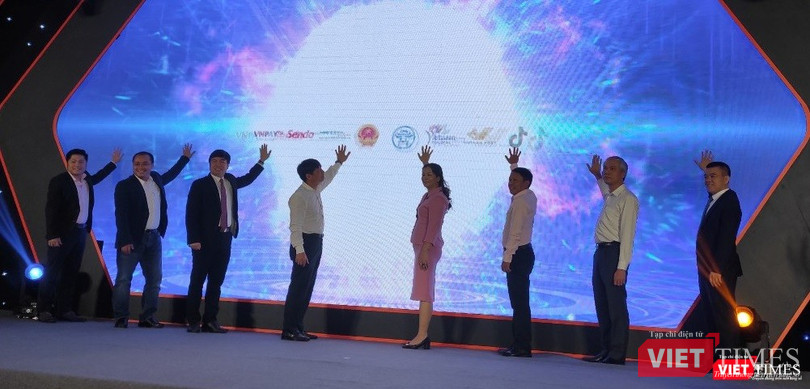 Đại diện Cục TMĐT & KTS và các đơn vị tham gia thực hiện nghi thức kích hoạt chương trình Online Friday 2020 Đại diện Cục TMĐT & KTS và các đơn vị tham gia thực hiện nghi thức kích hoạt chương trình Online Friday 2020