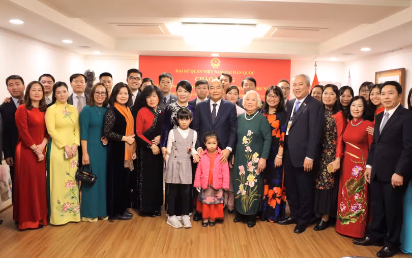 Thủ tướng và phu nhân thăm hỏi bà con kiều bào và gặp gỡ các trí thức trẻ Việt Nam tại Hàn Quốc.