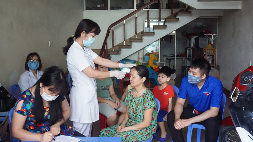 Cán bộ y tế phường Hồng Hải (TP Hạ Long) tới khám sức khỏe tại nhà cho người dân. Ảnh: quangninh.gov.vn.