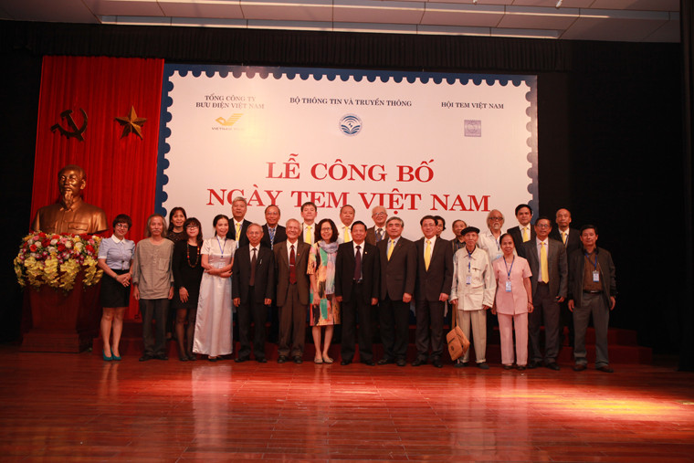 Thứ trưởng Nguyễn Minh Hồng chụp ảnh lưu niệm cùng các thành viên Hội Tem VIệt Nam