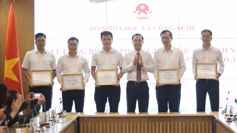 Thứ trưởng Phạm Đức Long trao kỷ niệm chương cho 5 doanh nghiệp có sản phẩm, giải pháp được công bố.