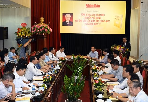 Buổi lễ ra mắt sách