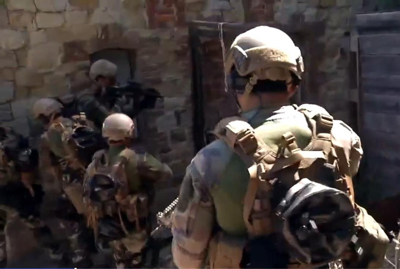 Đặc công Hubert được huấn luyện để có thể hoạt động được ở cả 3 môi trường (trên bộ, trên không và trên biển). 