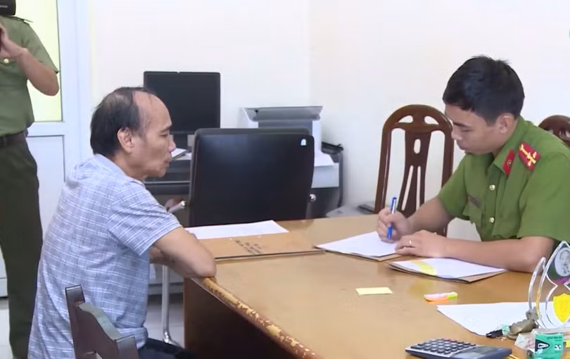 Bị can Nguyễn Kim Hữu, nguyên Giám đốc trung tâm Y tế huyện Mỹ Hào tại cơ quan điều tra.