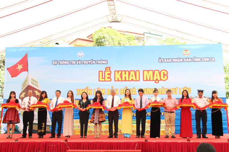 Thứ trưởng Hoàng Vĩnh Bảo và các đại biểu cắt băng khai mạc triển lãm Thứ trưởng Hoàng Vĩnh Bảo và các đại biểu cắt băng khai mạc triển lãm