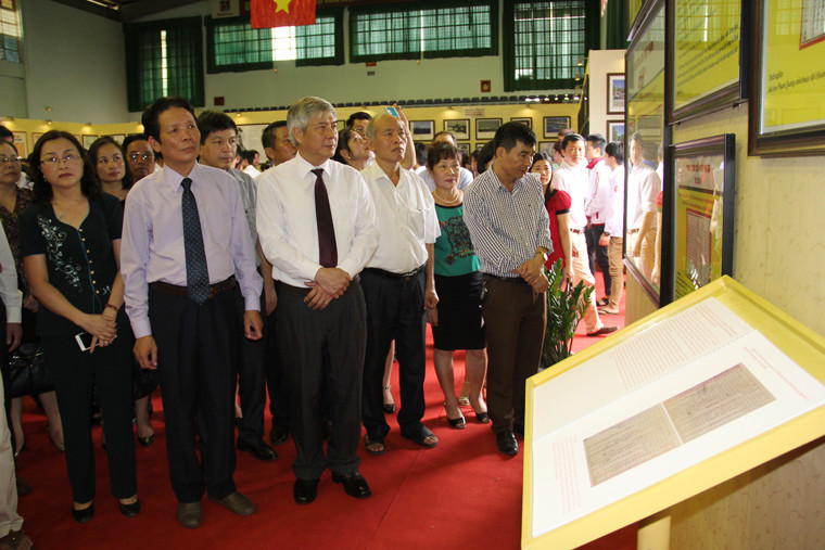 Thứ trưởng Hoàng Vĩnh Bảo và các đại biểu tham quan triển lãm Thứ trưởng Hoàng Vĩnh Bảo và các đại biểu tham quan triển lãm