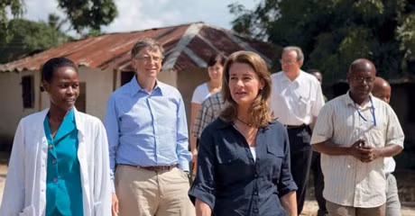 Bill Gates và vợ trong một chuyến từ thiện. Nguồn ảnh: One Coast